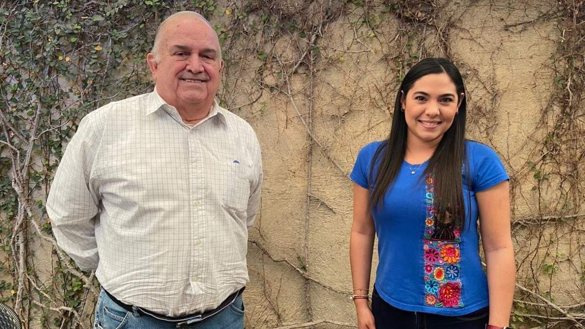 Carlos Vázquez Oldenbourg, aspirante a la alcaldía de Colima, con la precandidata a la gubernatura, Indira Vizcaíno Silva
