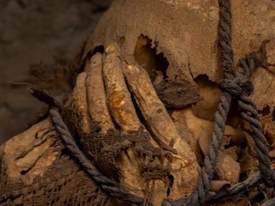 Qué se sabe de la extraña momia hallada en Perú y que desconcierta a los arqueólogos