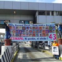 Padres de los 43 toman caseta de la México-Cuernavaca