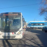 Un colectivo cruzó con la barrera baja y fue impactado por el tren del Valle