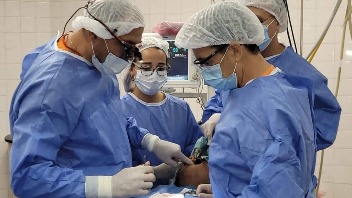 El equipo que participó en la cirugía estuvo conformado por dos especialistas en Cirugía y Traumatología Bucomaxilofacial. Fuente: (Facebook)