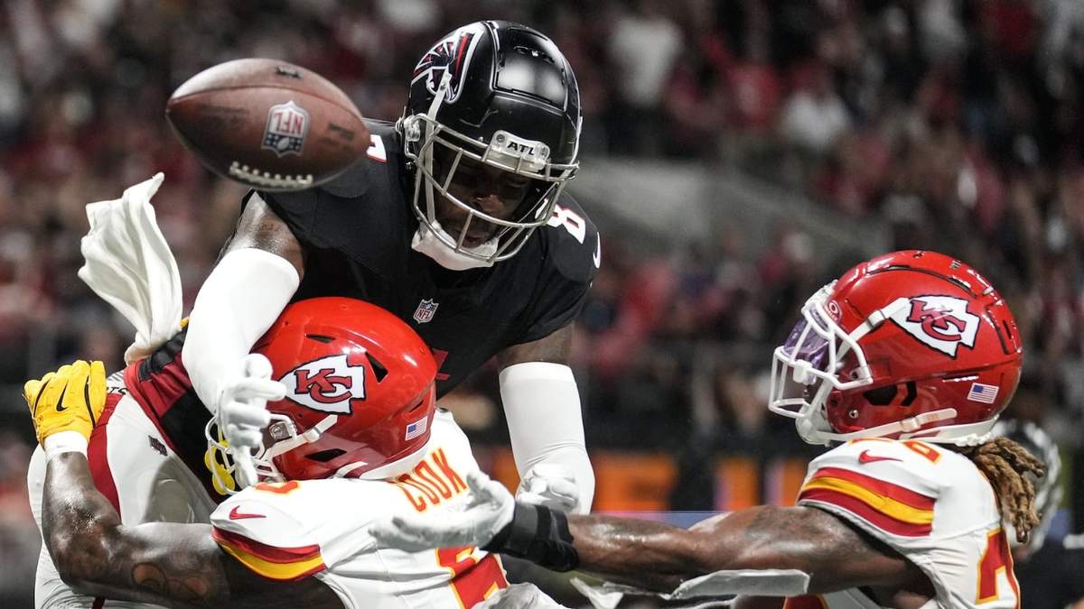 Kyle Pitts (8), tight end de los Falcons de Atlanta, no puede controlar un pase ante la presión defensiva de Bryan Cook (6), safety de los Chiefs