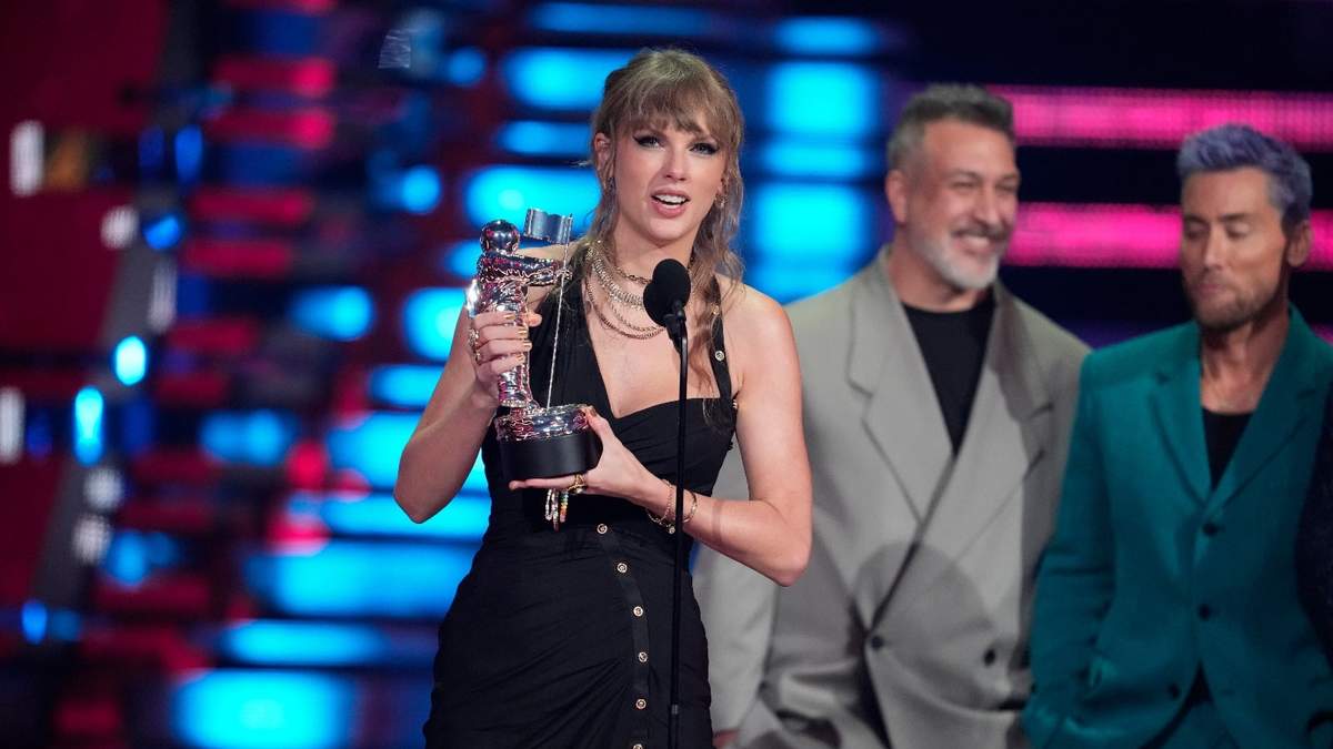 Taylor Swift recibe el premio a mejor pop por "Anti-Hero"