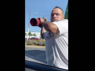 Chofer enfurece contra un conductor que le pidió no tirar basura en la calle (Video)