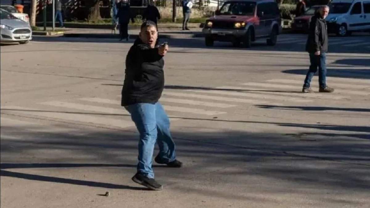 El momento en que Pedro Jofré efectúa los disparos contra los trabajadores y periodistas en la protesta de ATE. Fuente: (La Montaña)