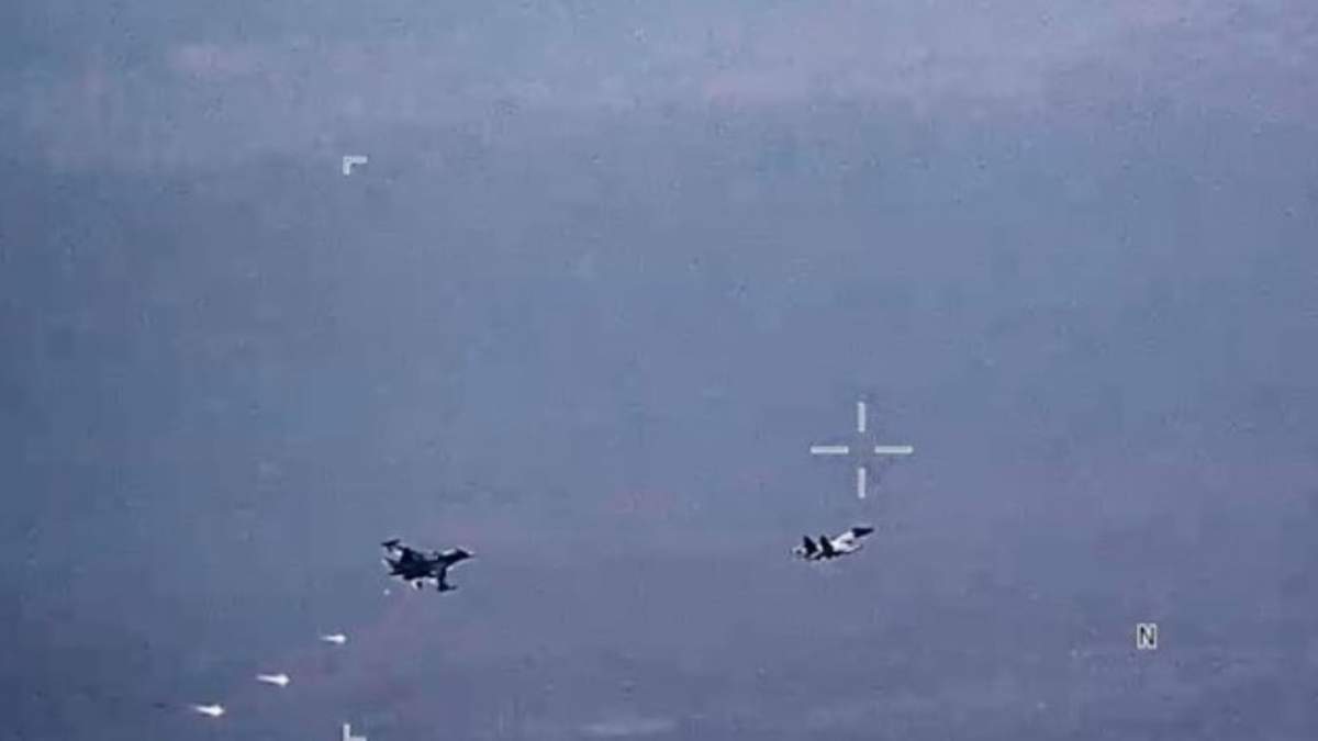Imagen tomada de un video publicado por la Fuerza Aérea de EU, en la que se observan cazas rusos SU-34 y SU-35 lanzando bengalas