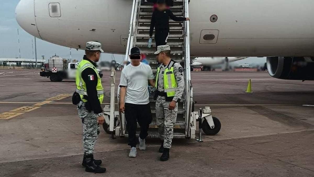 Elementos de la Guardia Nacional detuvieron al pasajero que presuntamente intentó secuestrar y desviar un avión de Volaris