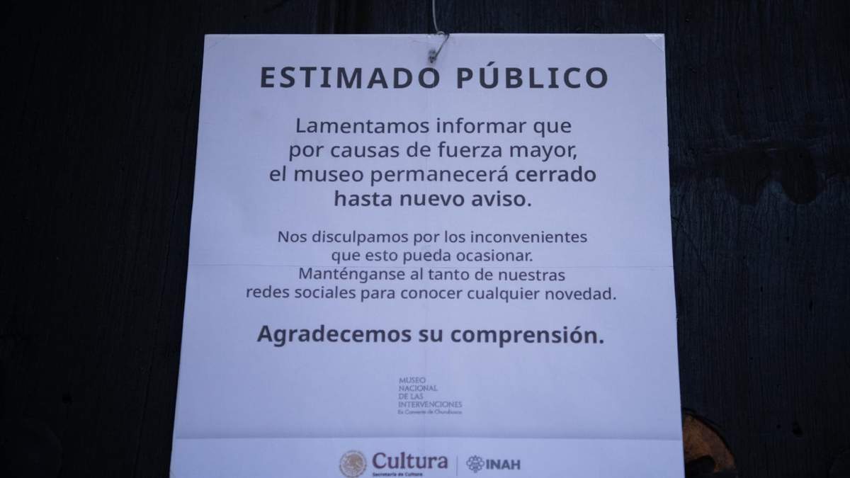 Aviso en la entrada del museo