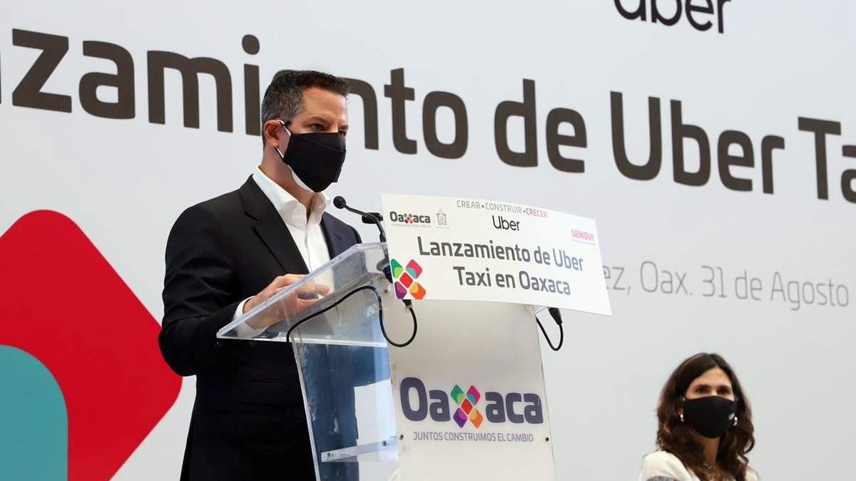 El mandatario durante el evento de lanzamiento de Uber en Oaxaca