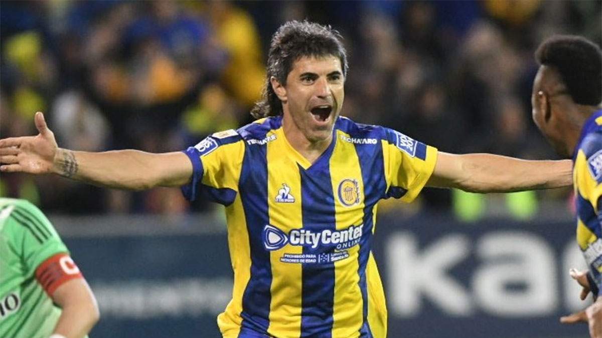 Nacho Malcorra sale a festejar el 2-1 para Rosario Central ante River.