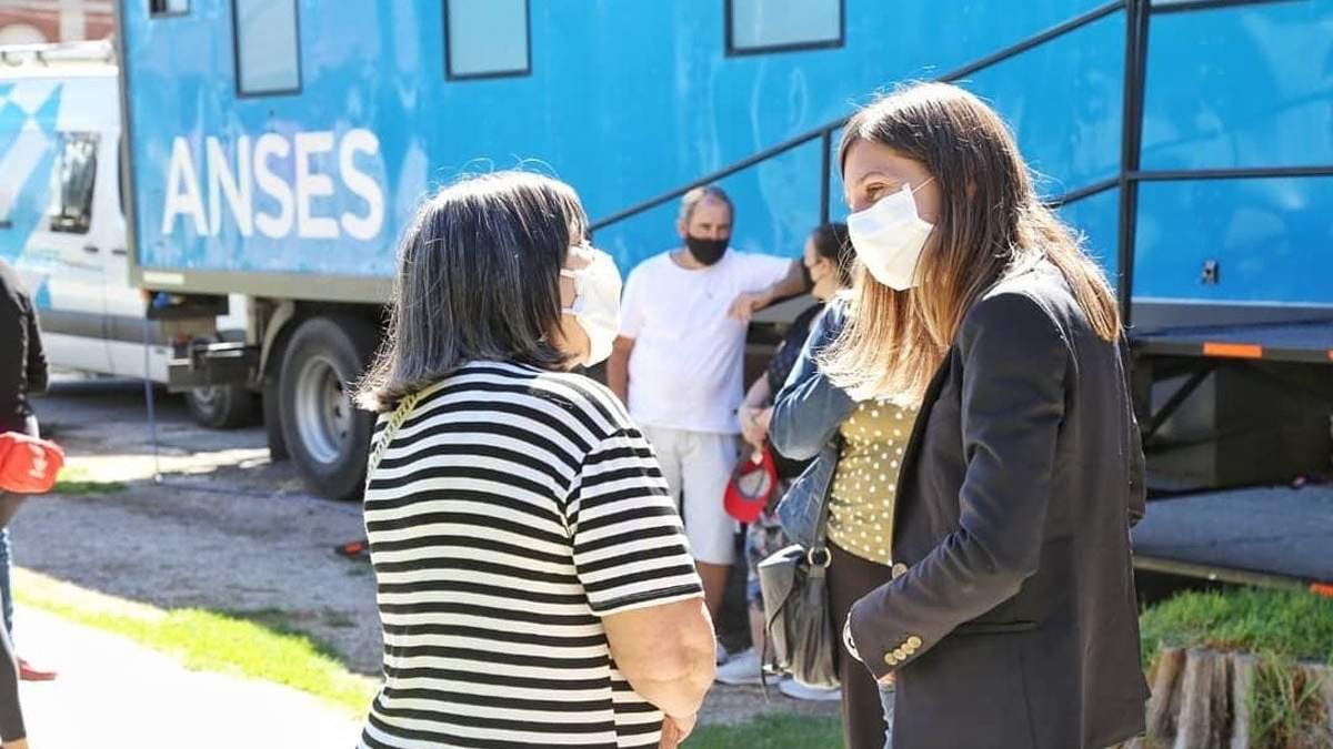 Fernanda Raverta, titular de la ANSES, junto a una mujer. Fuente: (Twitter)