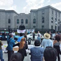 "Falsa pandemia"; antivacunas protestan frente a la Secretaría de Salud