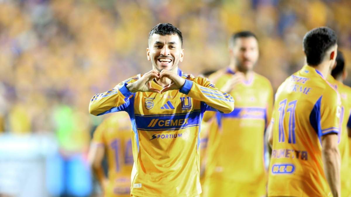 Ángel Correa de los Tigres, festeja el gol ante el Toluca