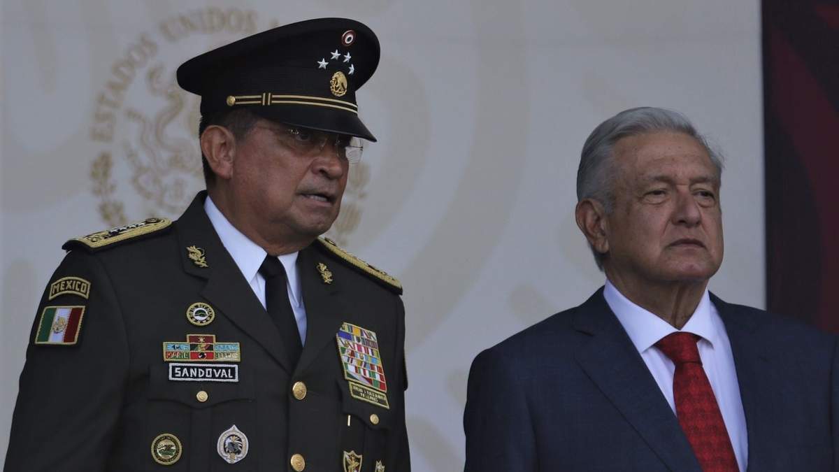 Cresencio Sandoval, titular de Sedena, y el presidente Andrés Manuel López Obrador en el desfile militar del 16 de septiembre de 2022