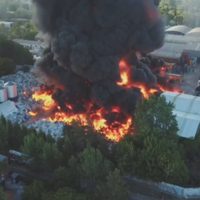 Así fue el increíble incendio en una papelera de Don Torcuato