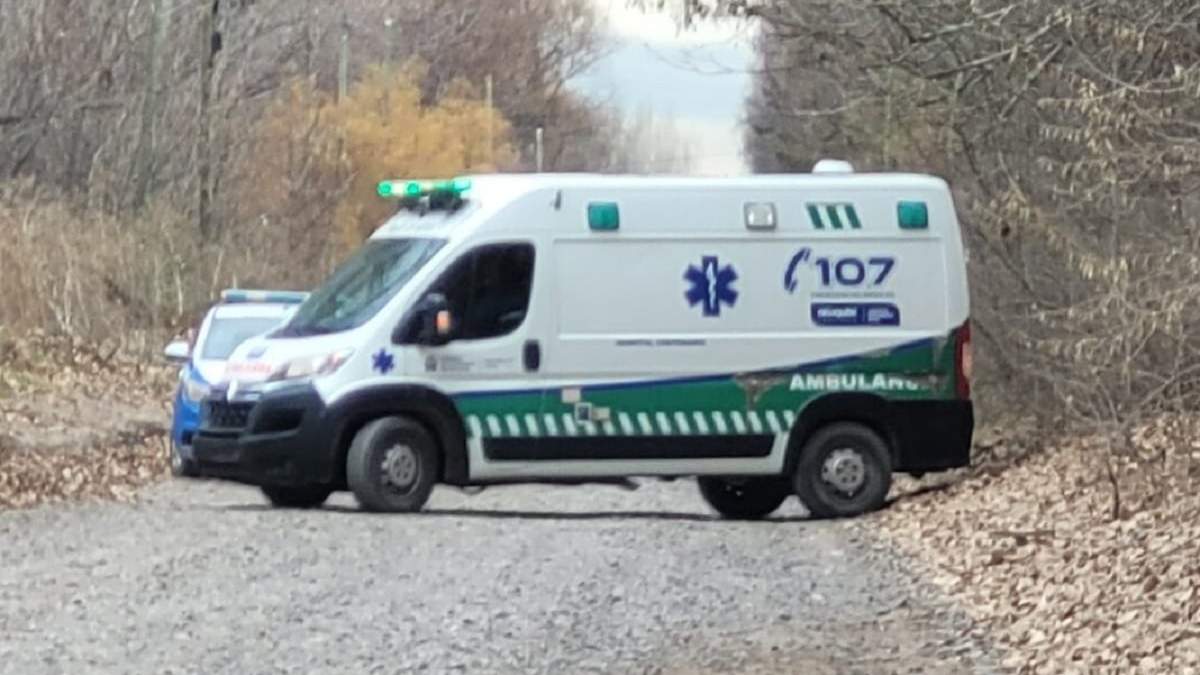 La joven fue llevada en ambulancia tras ser encontrada por la Policía. Fuente: (Centenario Digital)