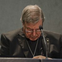 Alto jerarca de El Vaticano deja su cargo para enfrentar acusaciones de abuso sexual