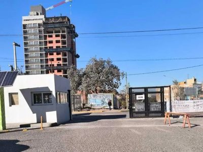 Locura en la UNCO: manejó borracho, desafió a un empleado y chocó en Alta Barda