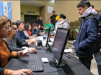 Más de 7 mil personas se anotaron para cubrir reemplazos de auxiliares de servicio