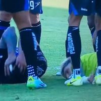 Emiliano Gómez, jugador del Puebla, convulsiona durante un partido tras choque de cabezas (Video)