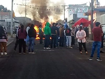 Linchan y calcinan a cuatro presuntos extorsionadores en Almoloya de Juárez; detienen a 16