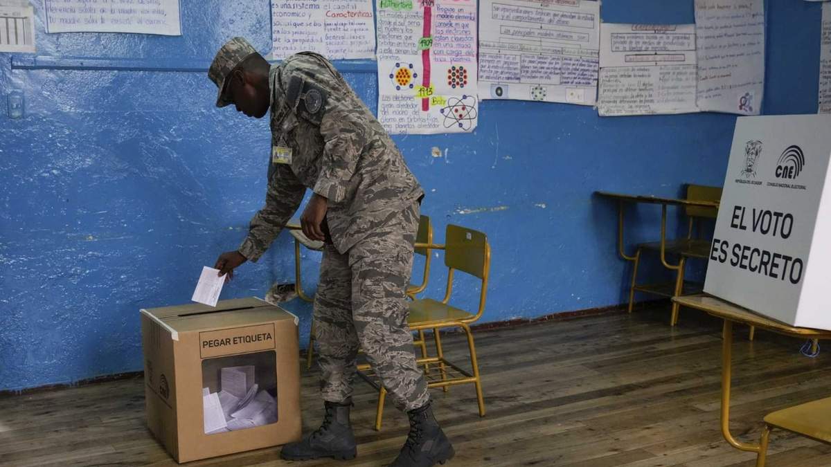 Un soldado de la Fuerza Aérea vota en un referéndum propuesto por el presidente Daniel Noboa para respaldar nuevas medidas de seguridad destinadas a combatir las bandas criminales que alimentan la escalada de violencia en Quito, Ecuador