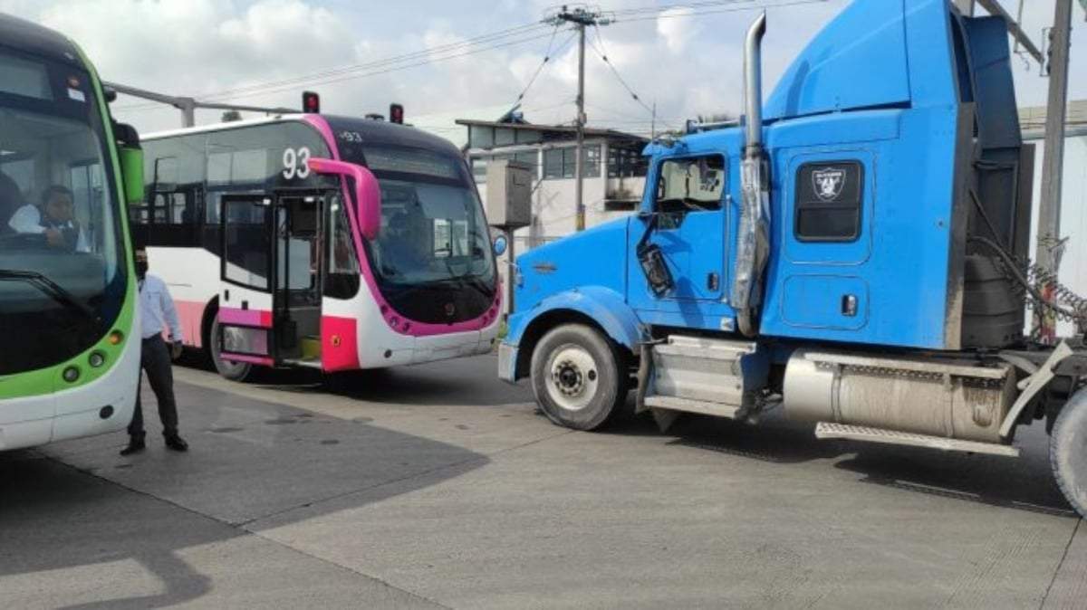 Choque entre Mexibús y tráiler