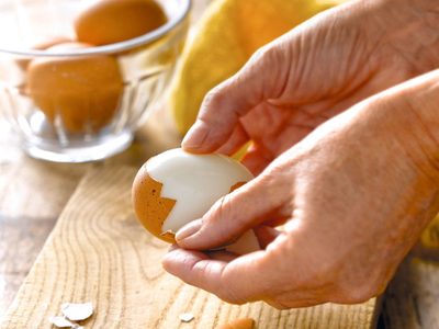 No lo vas a creer: el sencillo truco para pelar huevos en menos de 5 minutos sin quemarte