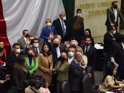 "Soñé que era la Reina del Sur", dice diputada del PRD durante la visita de Ken Salazar