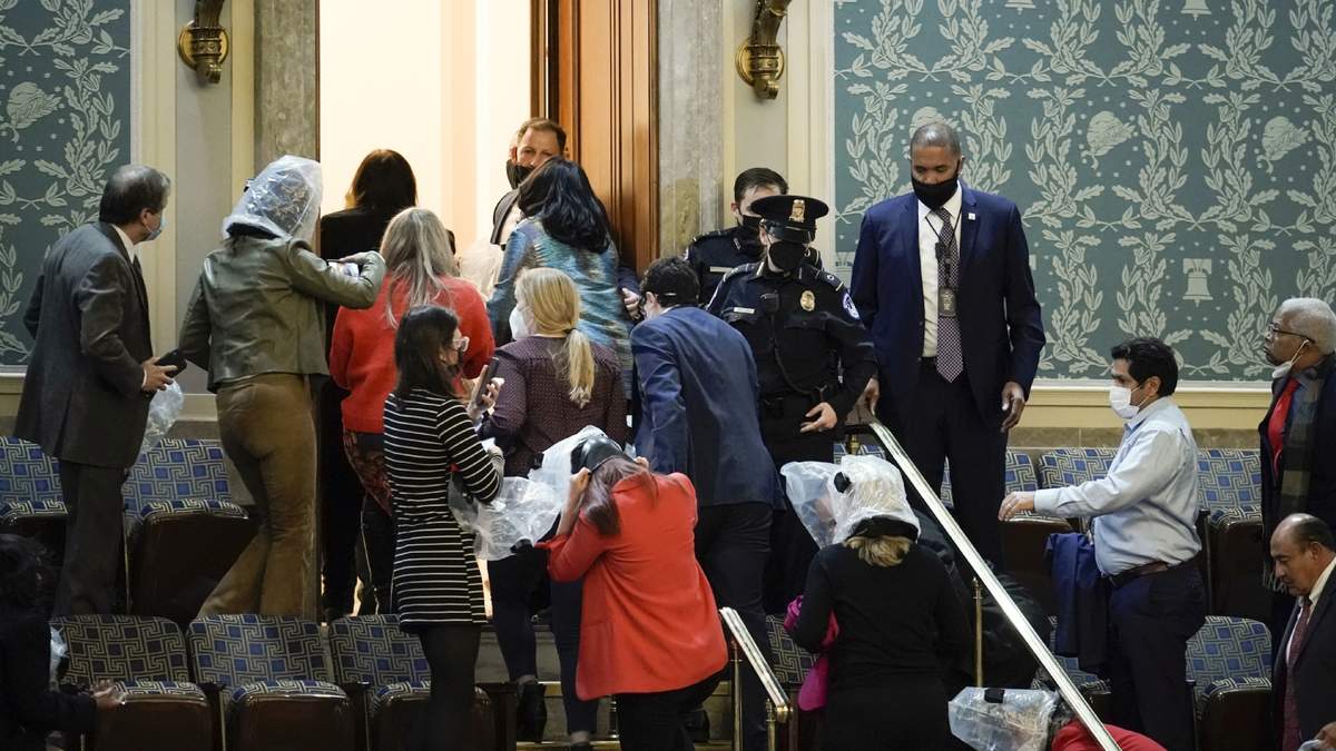 El Capitolio debió ser desalojado ante la irrupción de los manifestantes