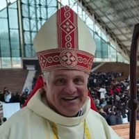 El Gobierno busca contener el malestar de la Iglesia y expone su agenda social a Colombo