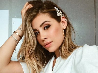 ¿Qué quiere que veas? Michelle Salas posada en la arena con "esto" a la vista. ¡Hacé zoom!