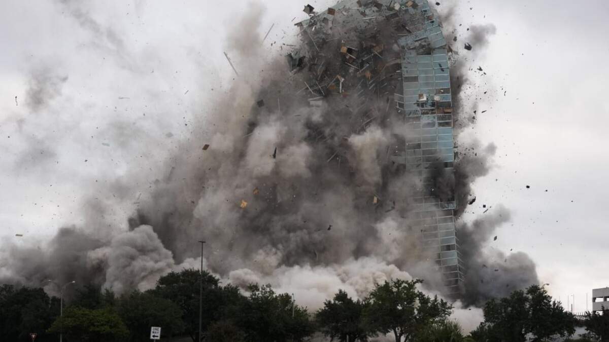 La Torre Hertz, que sufrió fuertes daños tras el paso de los huracanes Laura y Delta en 2020, es demolida en Lake Charles, Luisiana