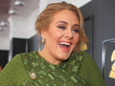 ¡Fans número uno! Adele acude al concierto de sus ídolas y se llena de euforia
