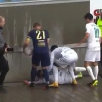 Futbolista del Hempy Leipzig se desmaya luego de chocar contra un muro durante un partido