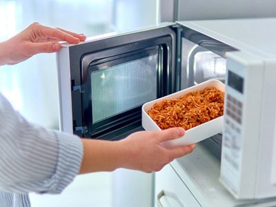 Calentar comida en el microondas: el hábito cotidiano que puede ser más peligroso de lo que creés