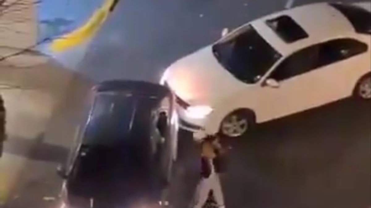 El momento de la agresión al vehículo de alquiler