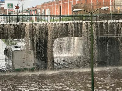 Tormenta desquicia tráfico en Guadalajara y provoca carambola vehicular