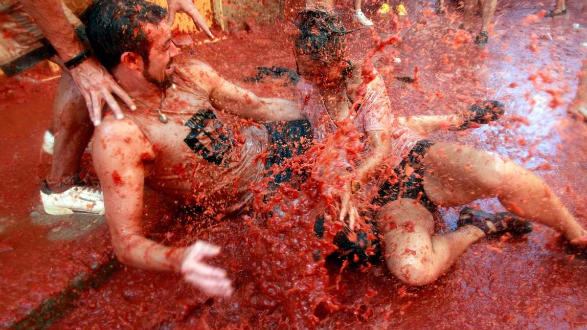 Los participantes juegan con pulpa de tomate durante la "Tomatina" en Buñol, cerca de Valencia, España, el 29 de agosto de 2012