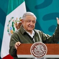 "Amor y paz, no voy a polemizar" responde AMLO a burlas de Aznar