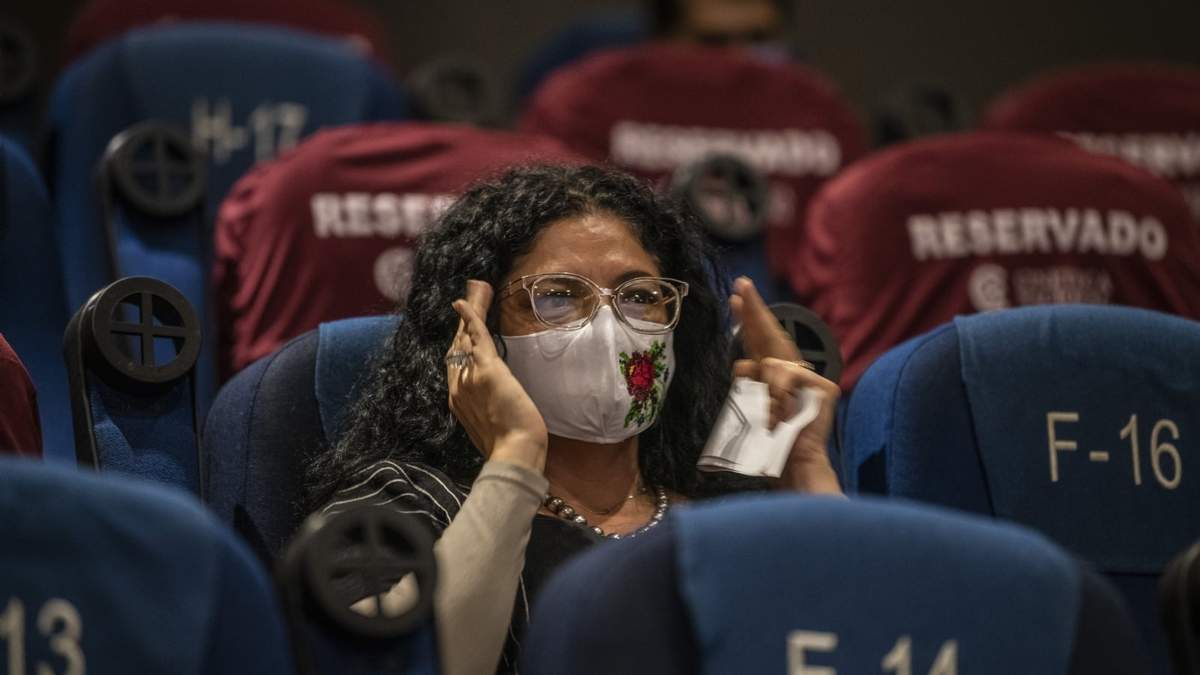 La titular de Cultura, Alejandra Frausto en una sala de la Cineteca Nacional