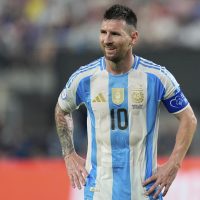 "¿Qué haces, bobo?": Lionel Messi volvió a estallar contra un rival y recreó su frase
