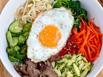 Preparate un Bibimbap Coreano Casero delicioso y fácil, con ingredientes simples y ese toque picante que le da toda la magia