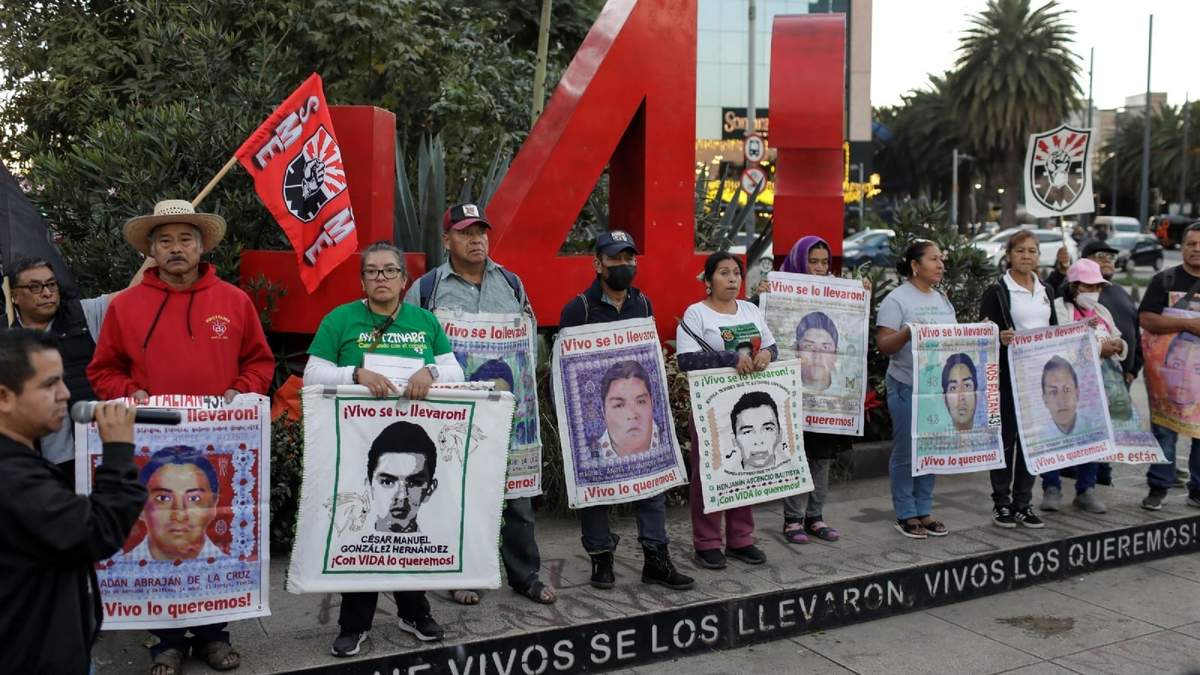 Madres, padres, estudiantes y activistas participaron en la 122 Acción Global por Ayotzinapa el pasado 26 de noviembre