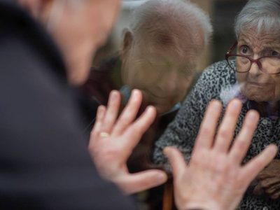 Una pareja con más de 65 años casados ahora debe verse a través de un cristal por el covid-19
