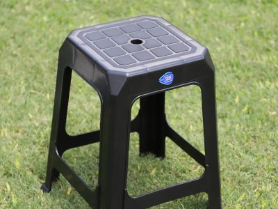No las tires: transformá las banquetas de plástico rotas en este precioso portamacetas para el living de casa