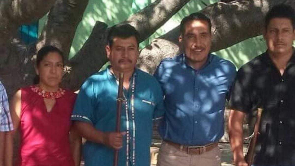 El presidente municipal de Xitlapehua, José Yolando Jarquín Bustamante (izq.)