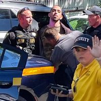 Acusado de agredir a Salman Rushdie se declara inocente