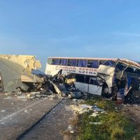 Cuatro muertos tras un choque entre un micro y un camión