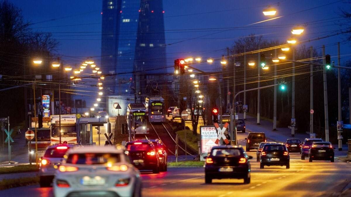 Un grupo de automóviles cerca de Fráncfort, Alemania